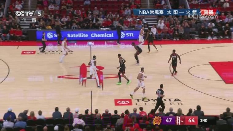 杜兰特遭包夹分球 芬尼·史密斯三分得手