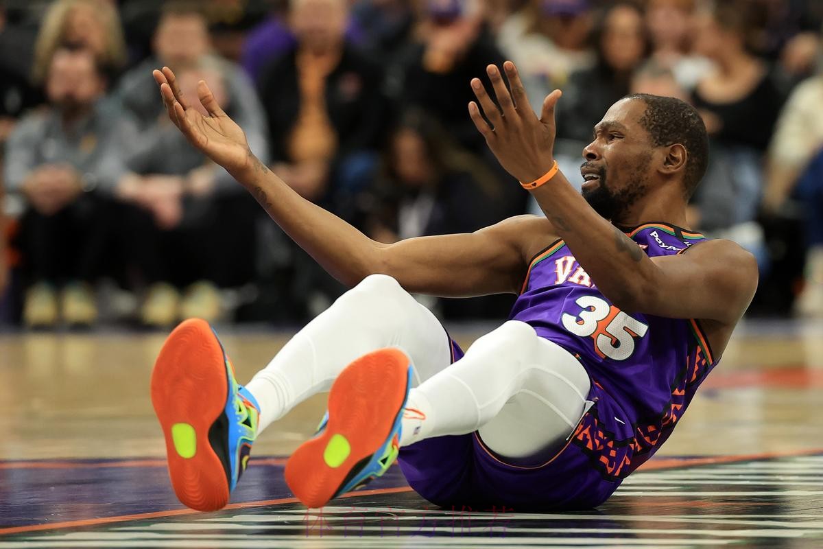 杜兰特遭包夹分球 芬尼·史密斯三分得手